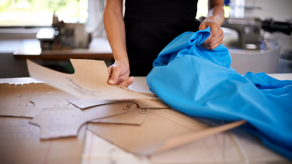 5 claves para elegir los mejores uniformes para empresas de manufactura. 4 uniformes para empresas de manufactura