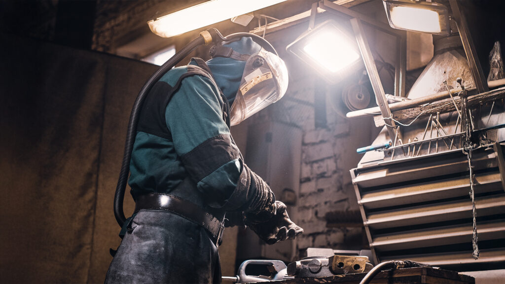 Uniformes especializados ignífugos y antiestáticos: la clave de seguridad en la industria metalúrgica moderna 1 uniformes especializados