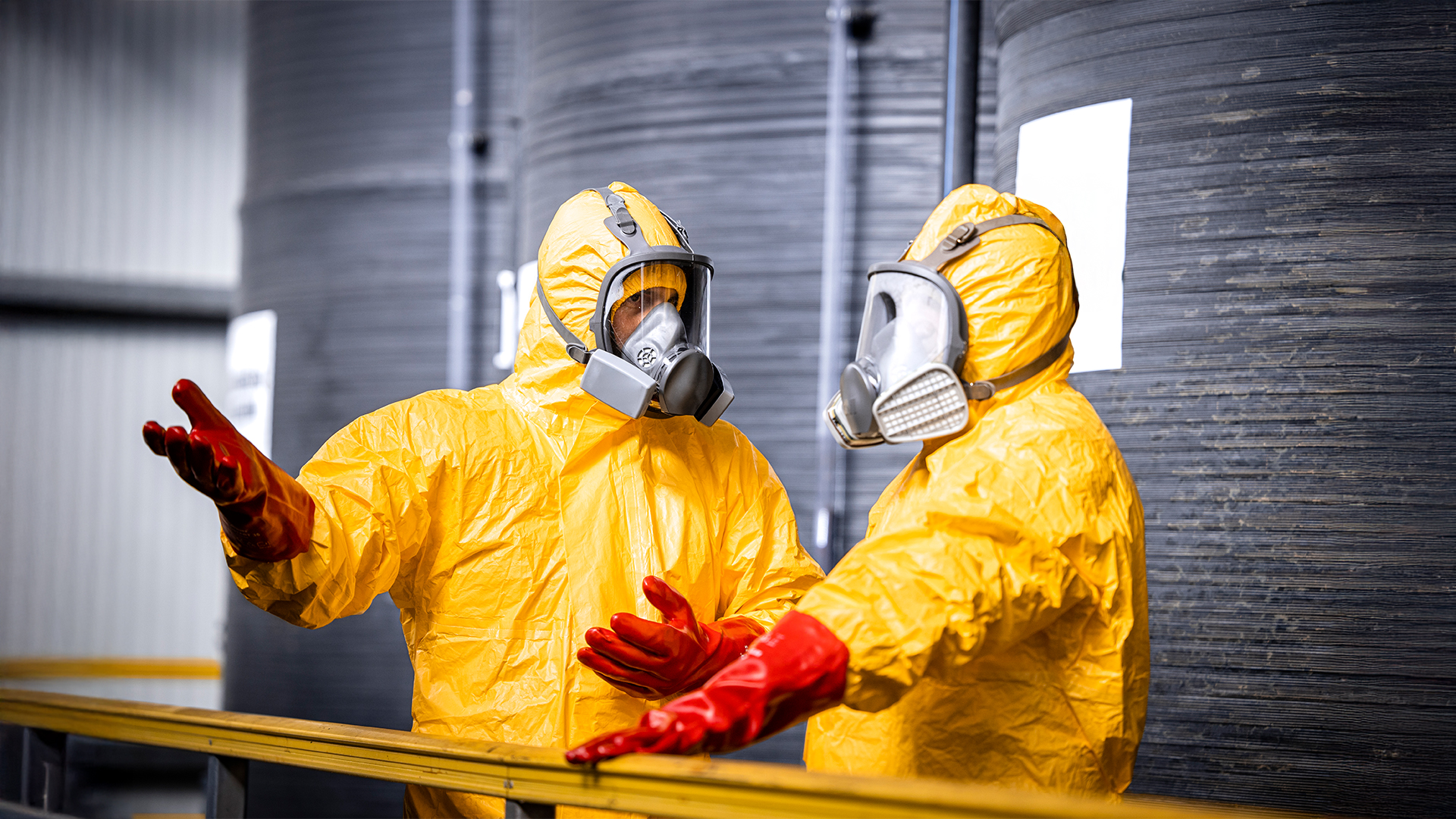 Uniformes resistentes a químicos: la nueva frontera de protección industrial que tu empresa no puede ignorar 3 uniformes resistentes a químicos